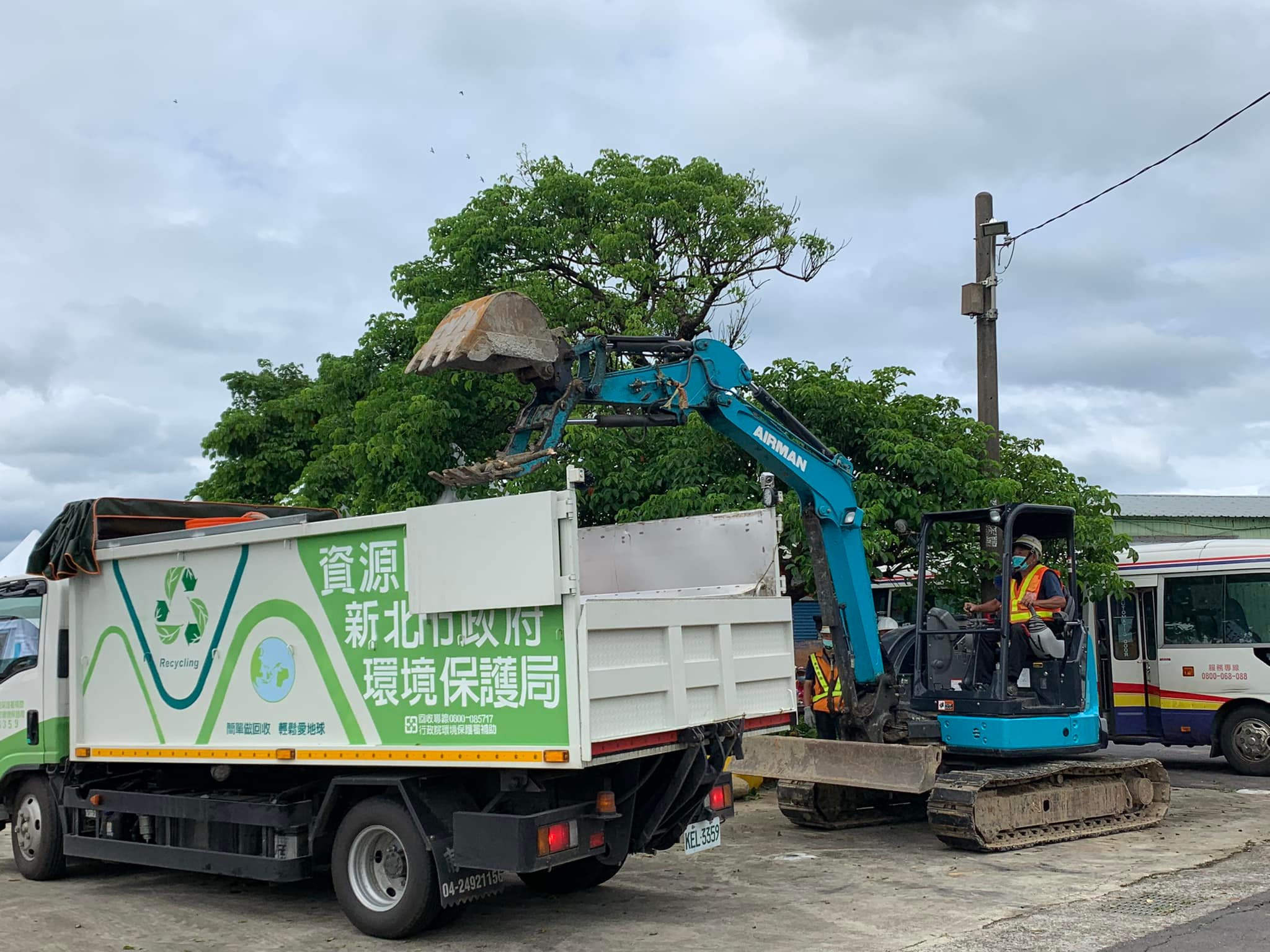 挖土機器具剷除路障