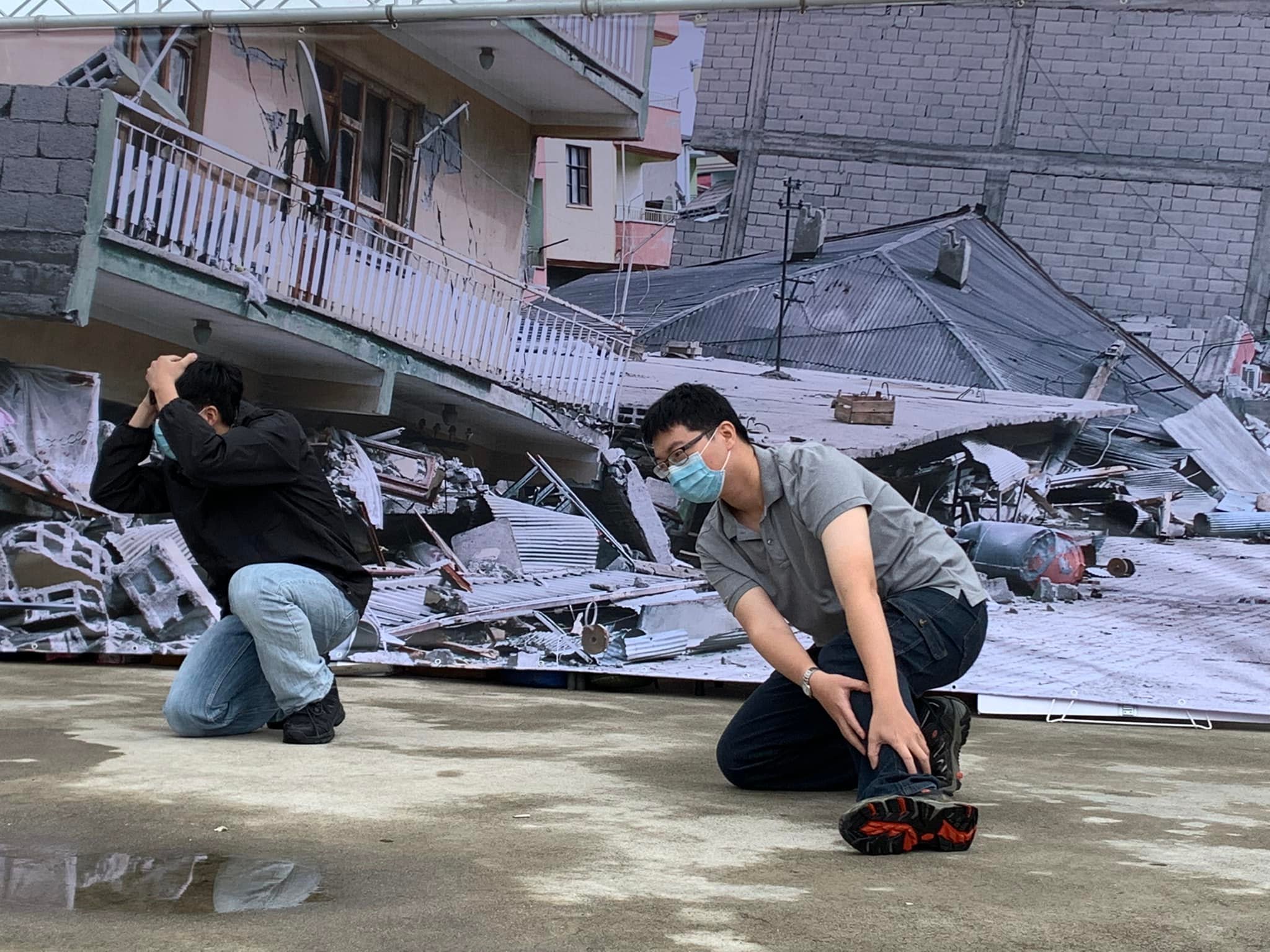受傷民眾等待救援