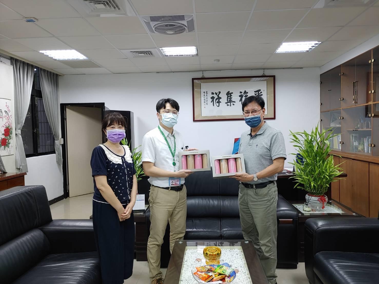衛生所羅主任致贈中秋禮盒
