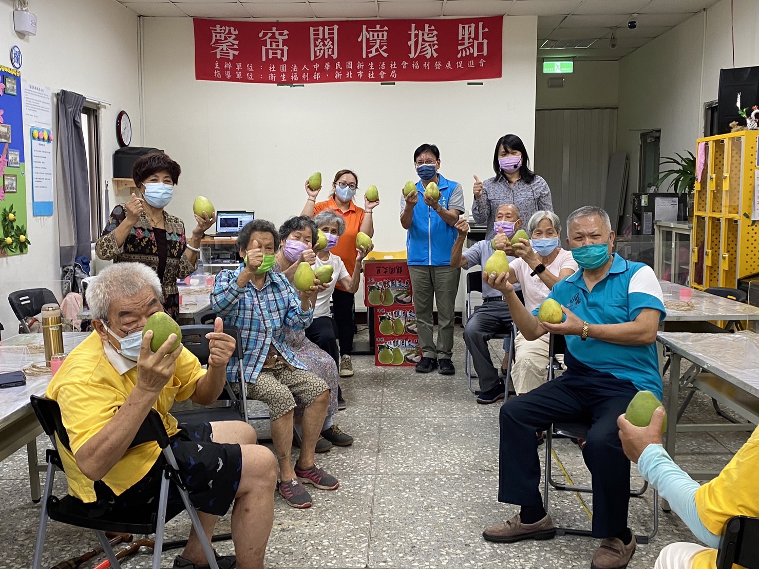 區長至長者關懷據點中秋送暖活動