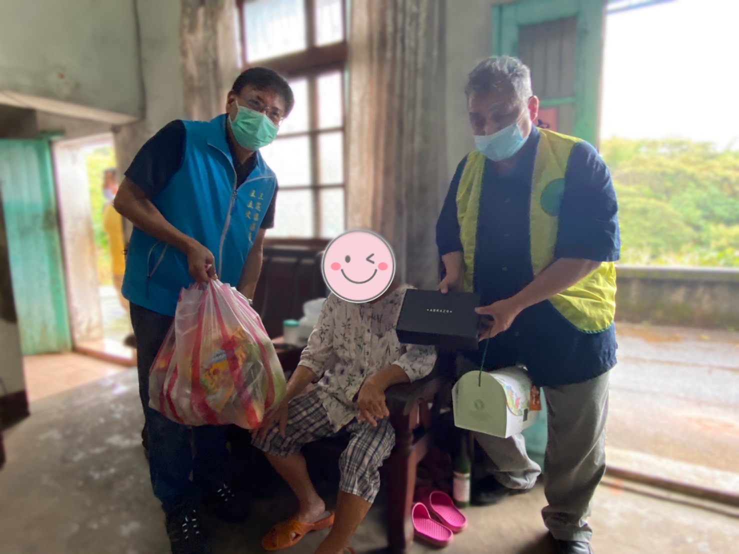 區長中秋送暖關懷獨居長者
