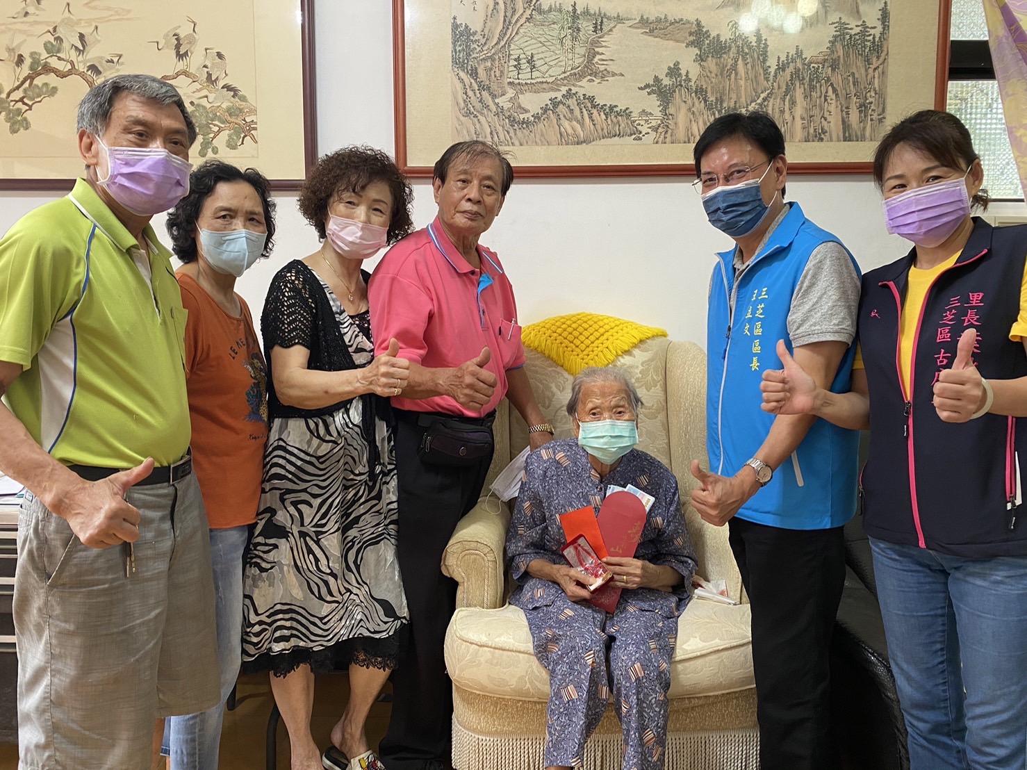 區長代表市長致贈百歲人瑞重陽節賀禮