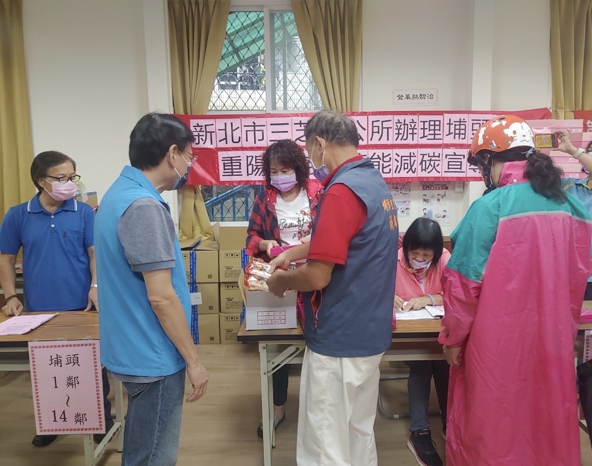 區長視察埔頭里重陽禮金發放情形