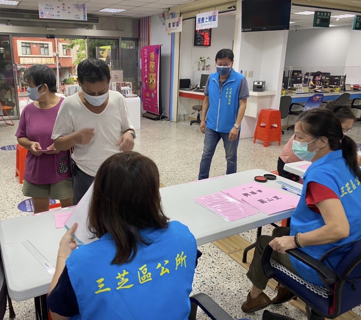區長視察公所重陽禮金發放情形