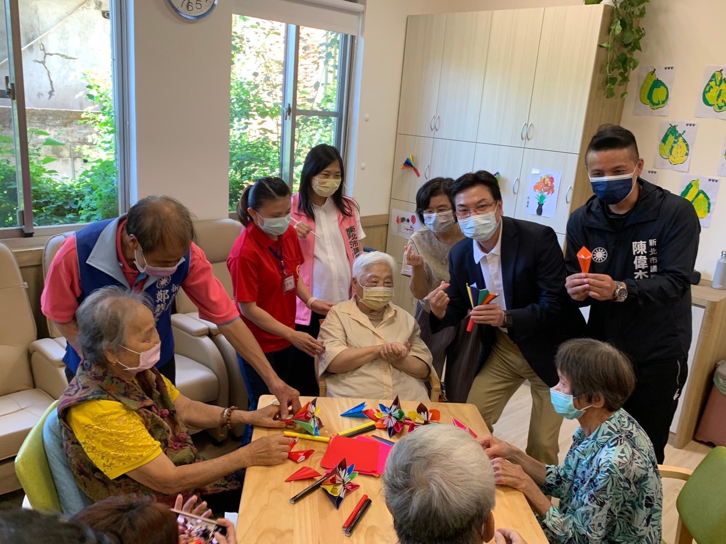 副市長劉和然代表市長及與會貴賓關懷日照中心長者