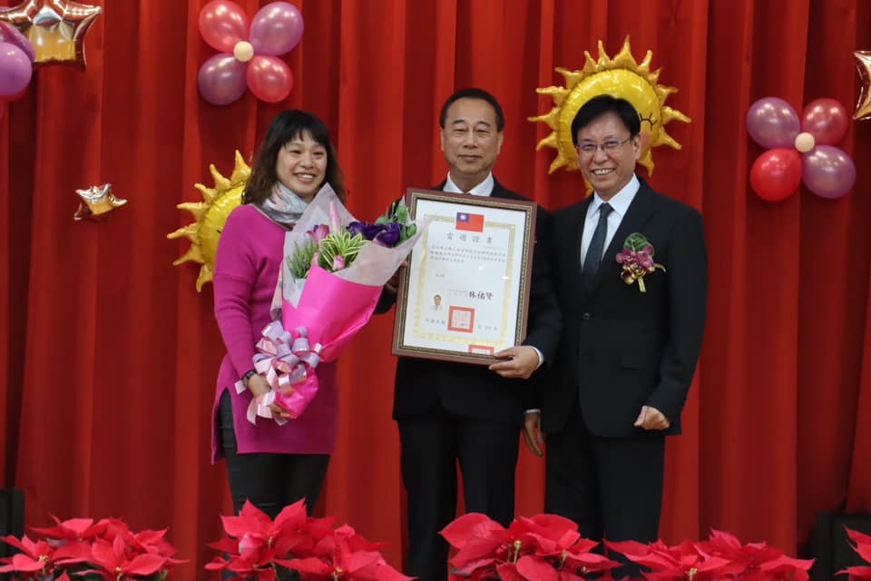 區長頒發興華里長當選證書