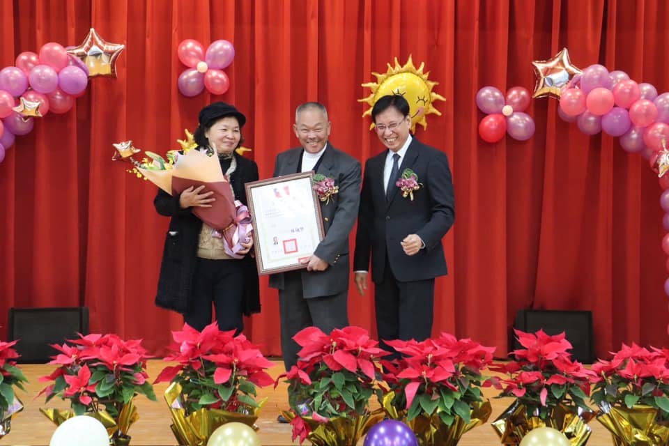 區長頒發八賢里長當選證書