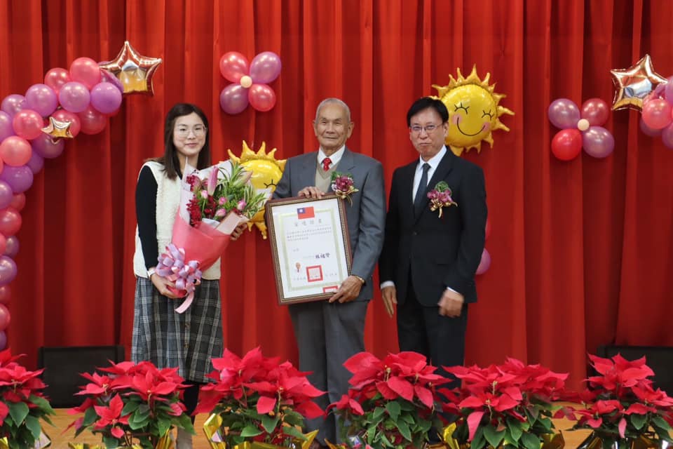 區長頒發後厝里長當選證書