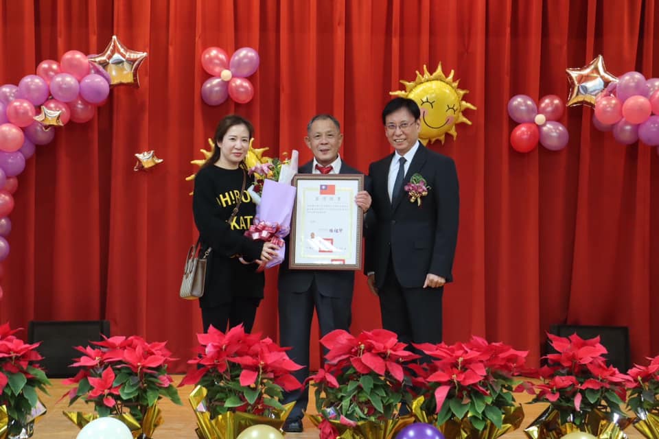 區長頒發新庄里長當選證書