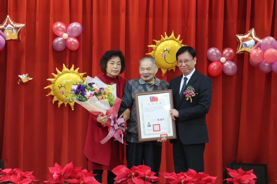 區長頒發茂長里長當選證書