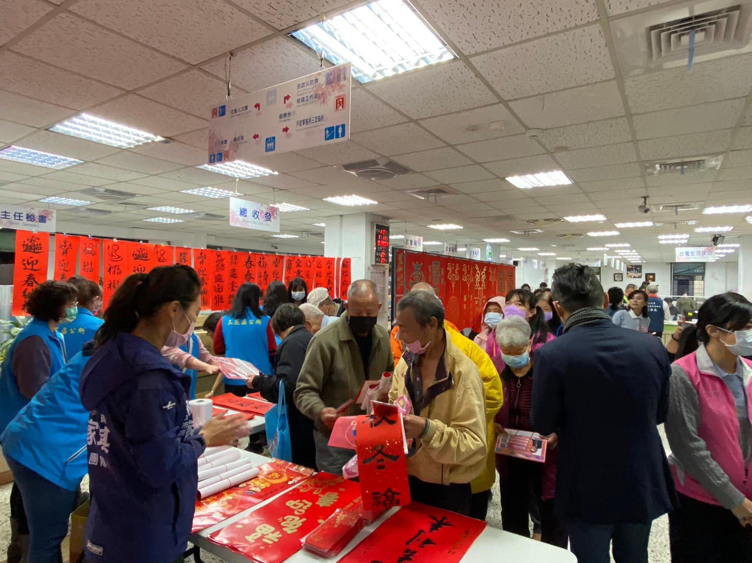 民眾領取兔年吉祥春聯盛況