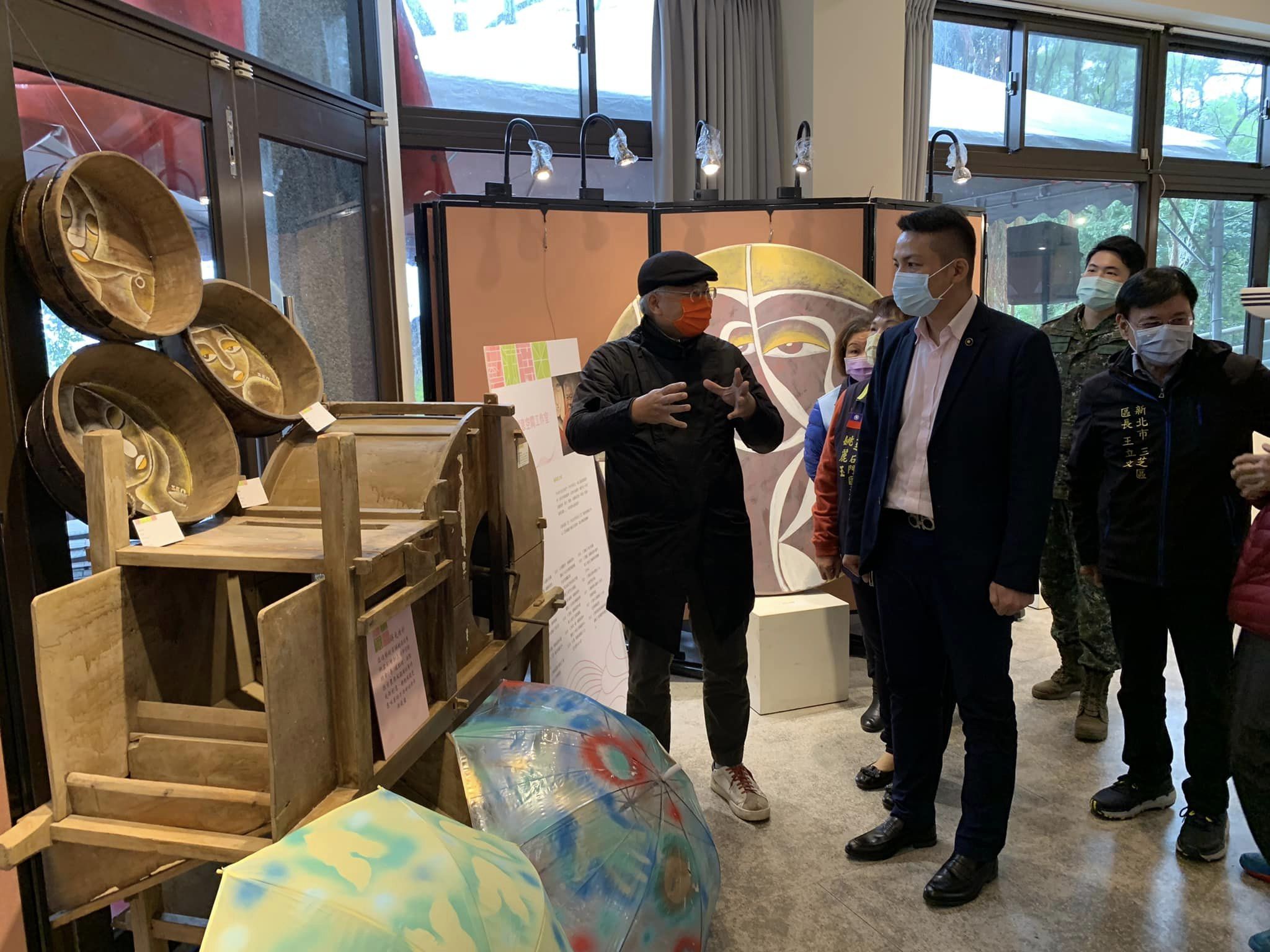 與會貴賓觀賞展場作品
