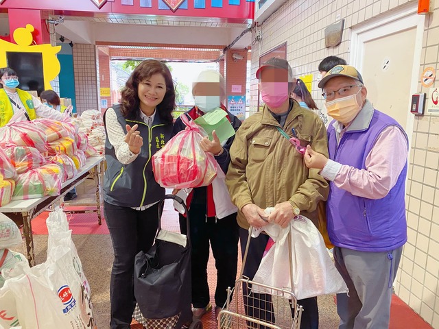 賴區長與協進會一同發放物資關懷民眾