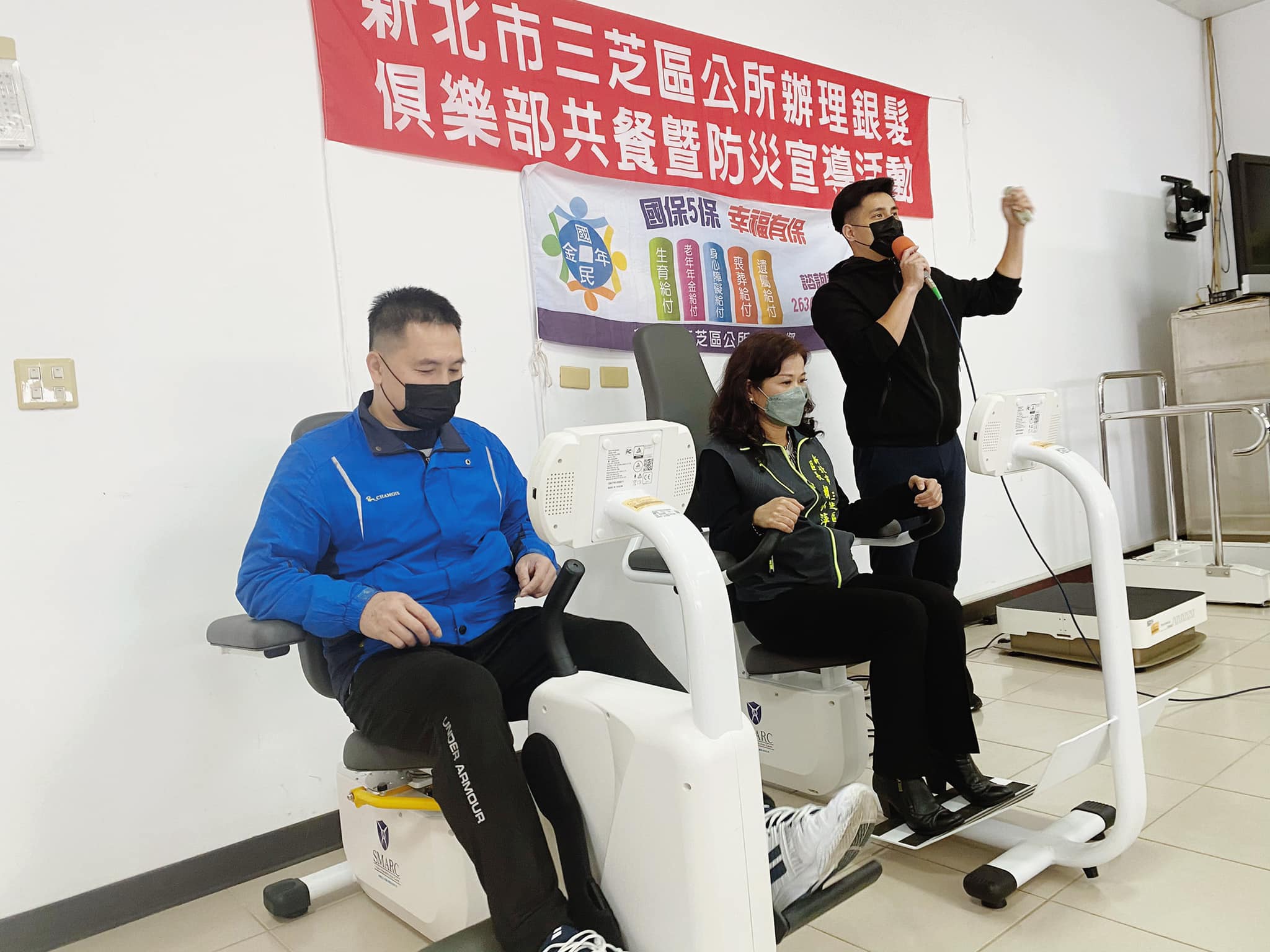 賴區長與曾教練帶領長者體驗健身
