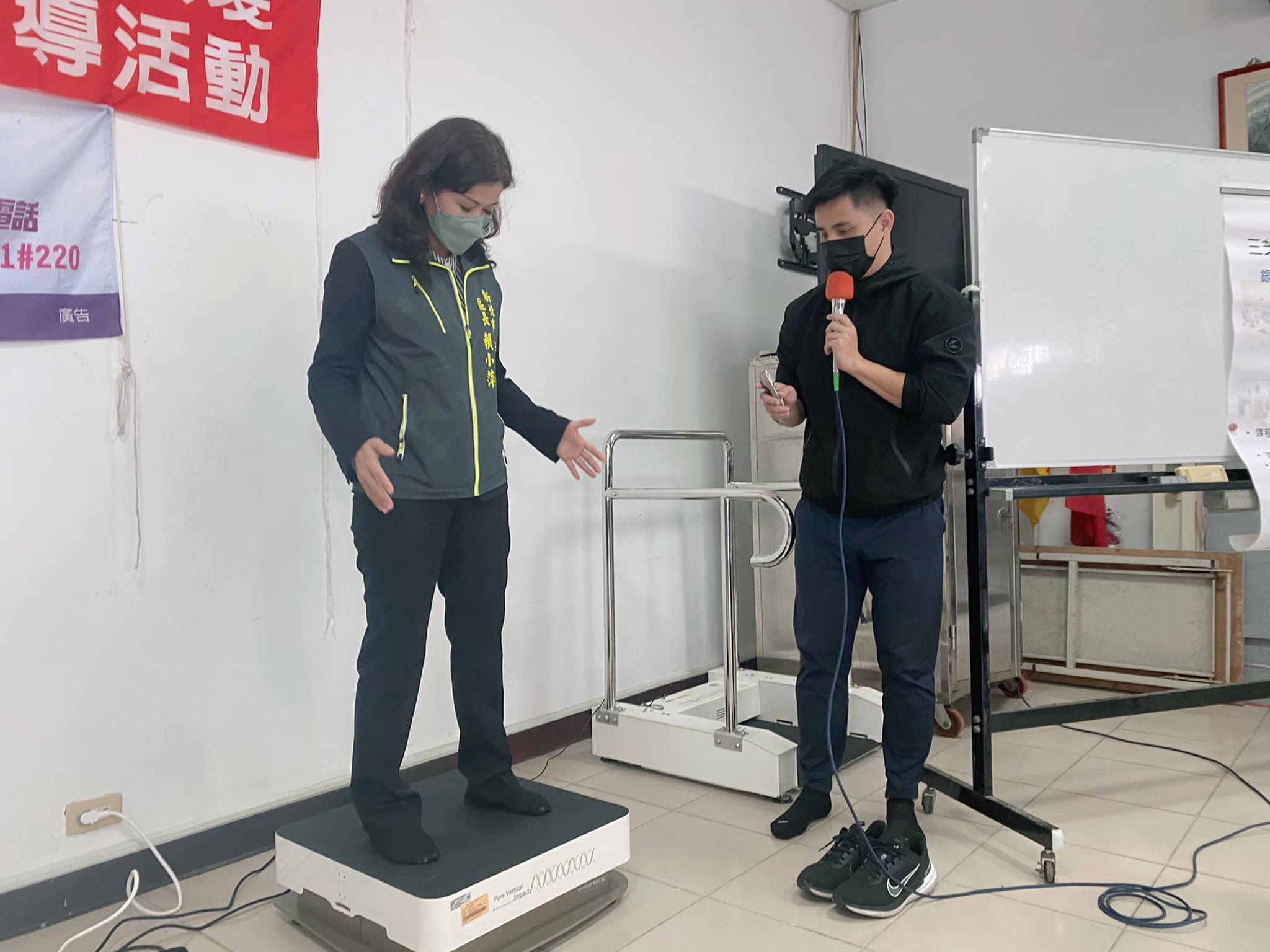 賴區長依曾教練指示示範動作