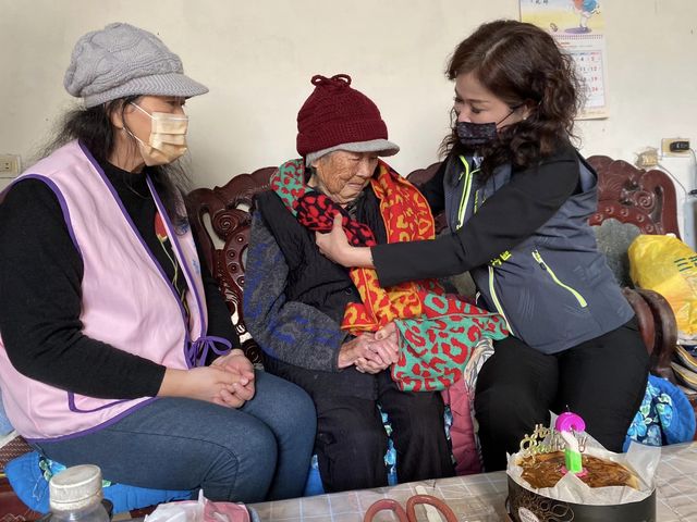 賴區長替百歲長者穿戴保暖圍巾