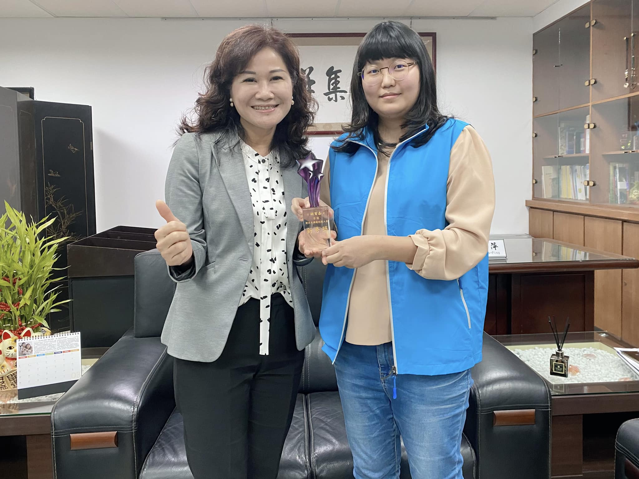 賴區長與新秀獎績優社政人員合影