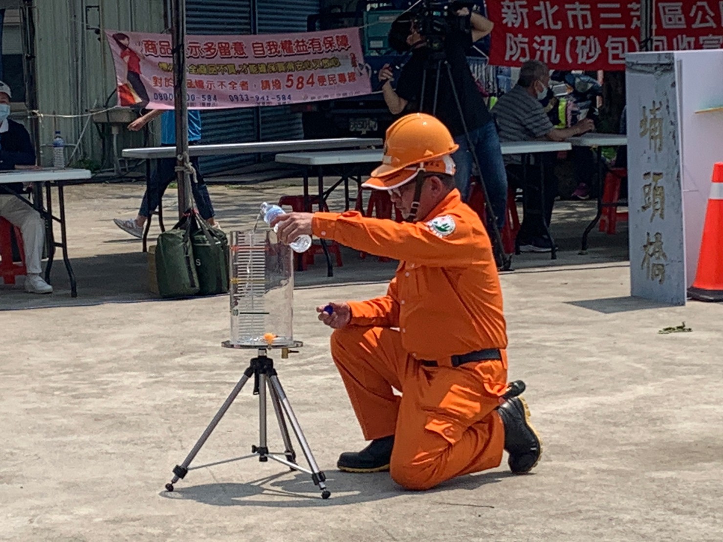 防災專員進行雨量監測