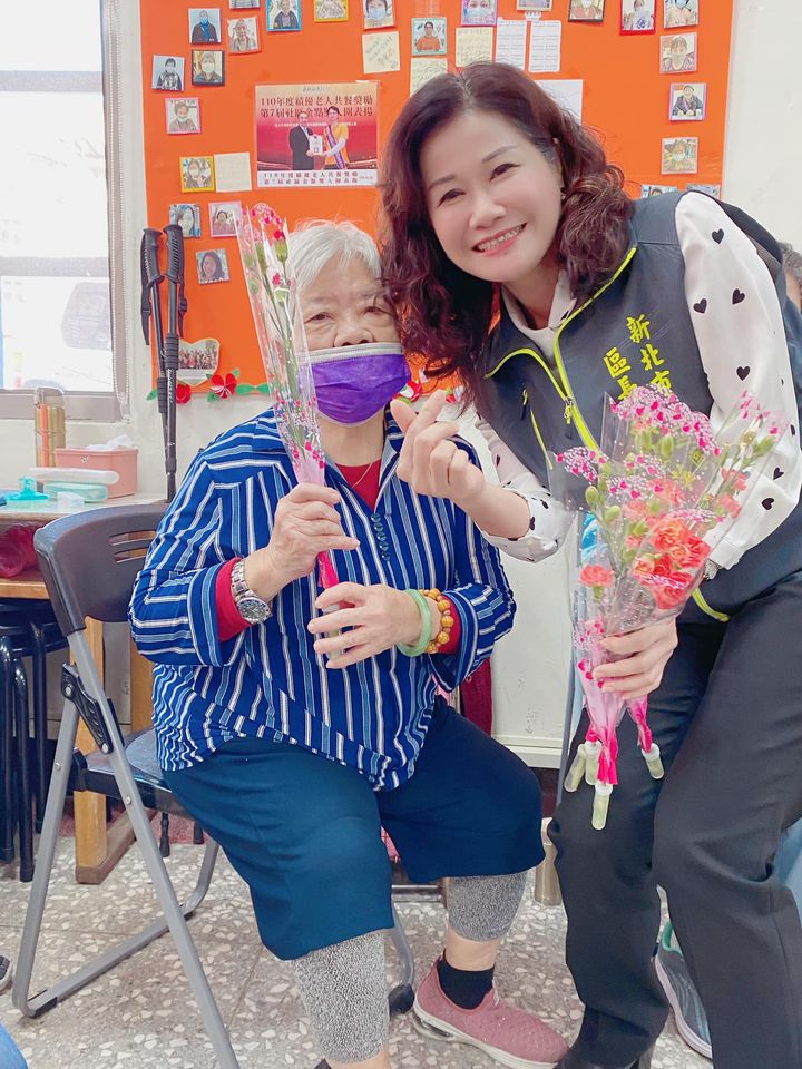 賴區長贈送關懷據點長輩康乃馨歡慶母親節