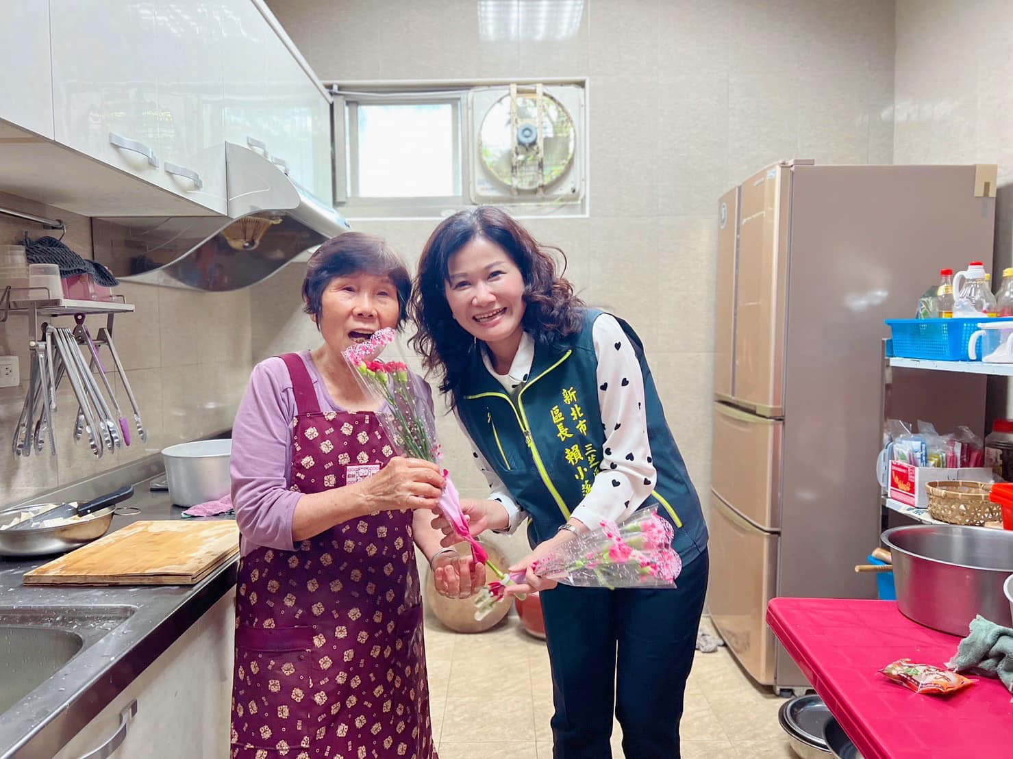 賴區長致贈康乃馨花祝母親節快樂