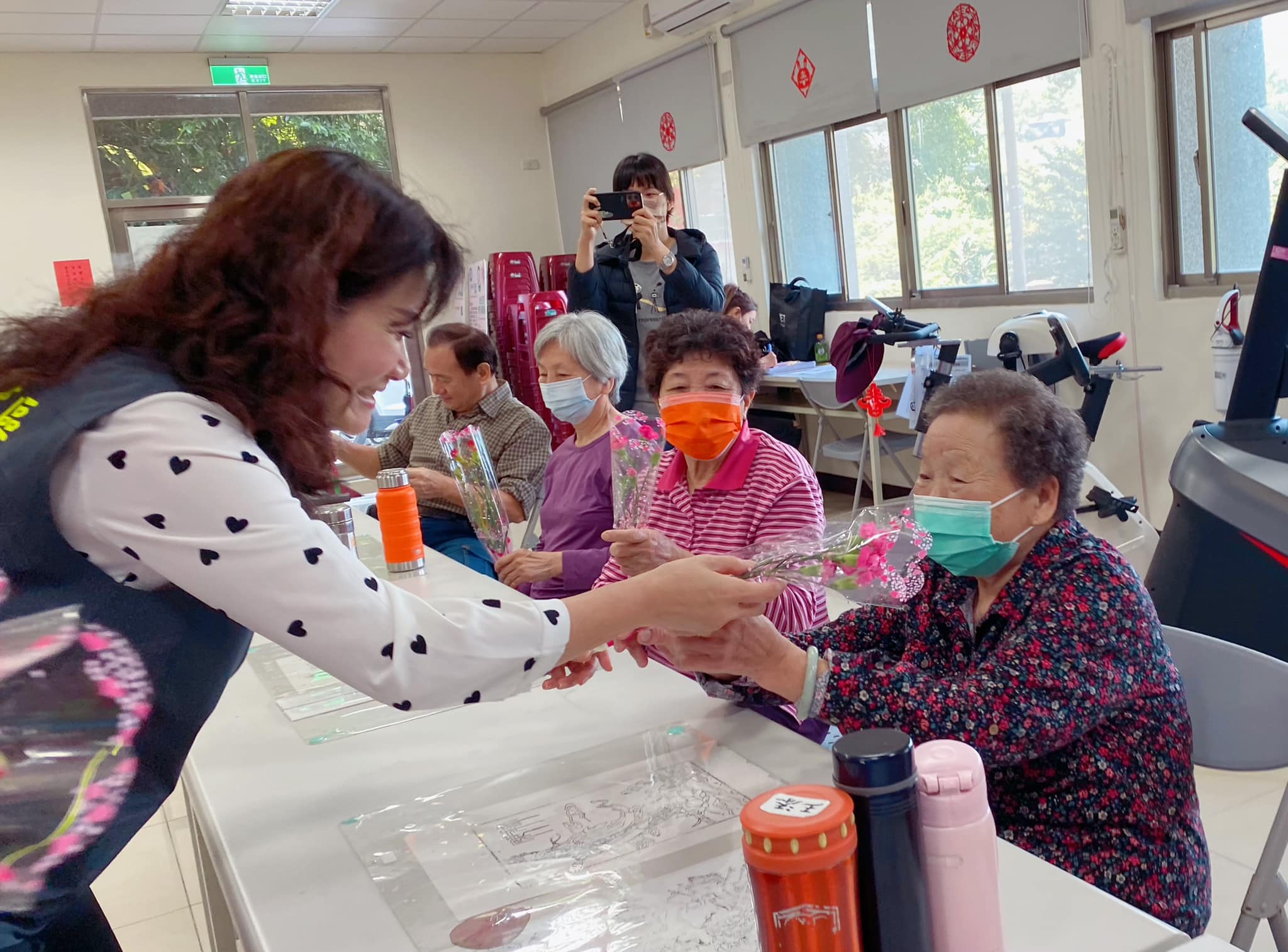 賴區長送康乃馨花祝福長輩們母親節快樂