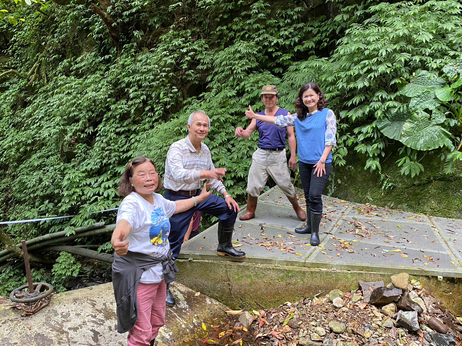 賴區長與巡水隊員到大屯溪上游過濾網