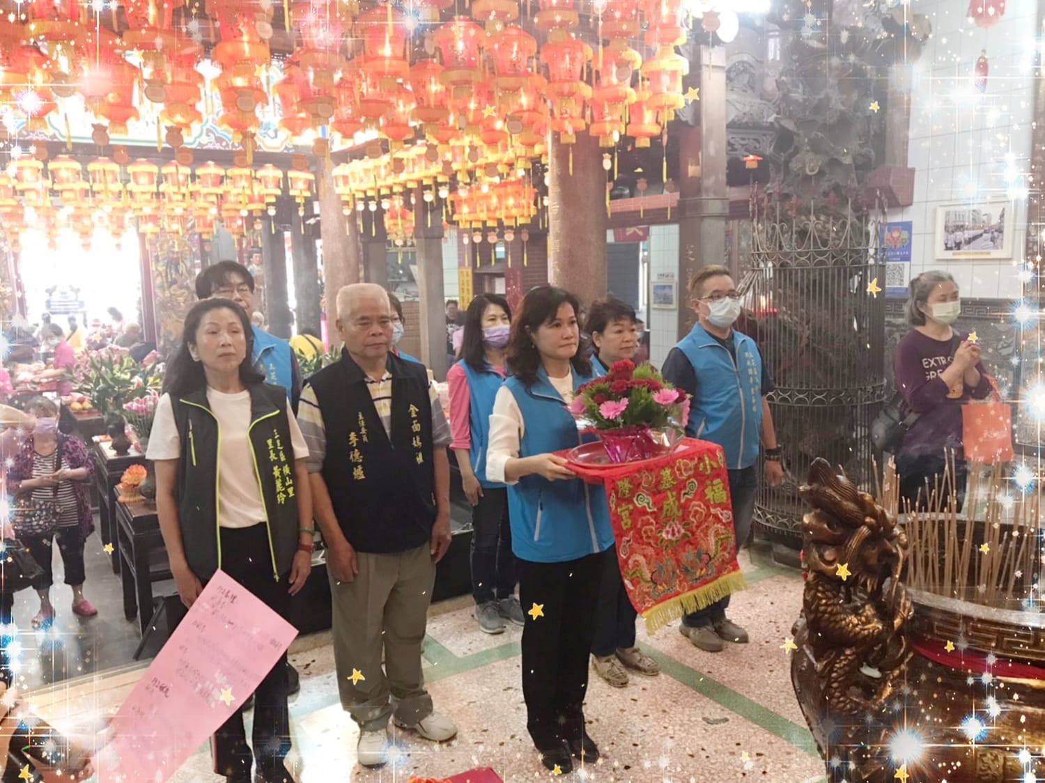 賴區長向媽祖進行獻花祭拜儀式