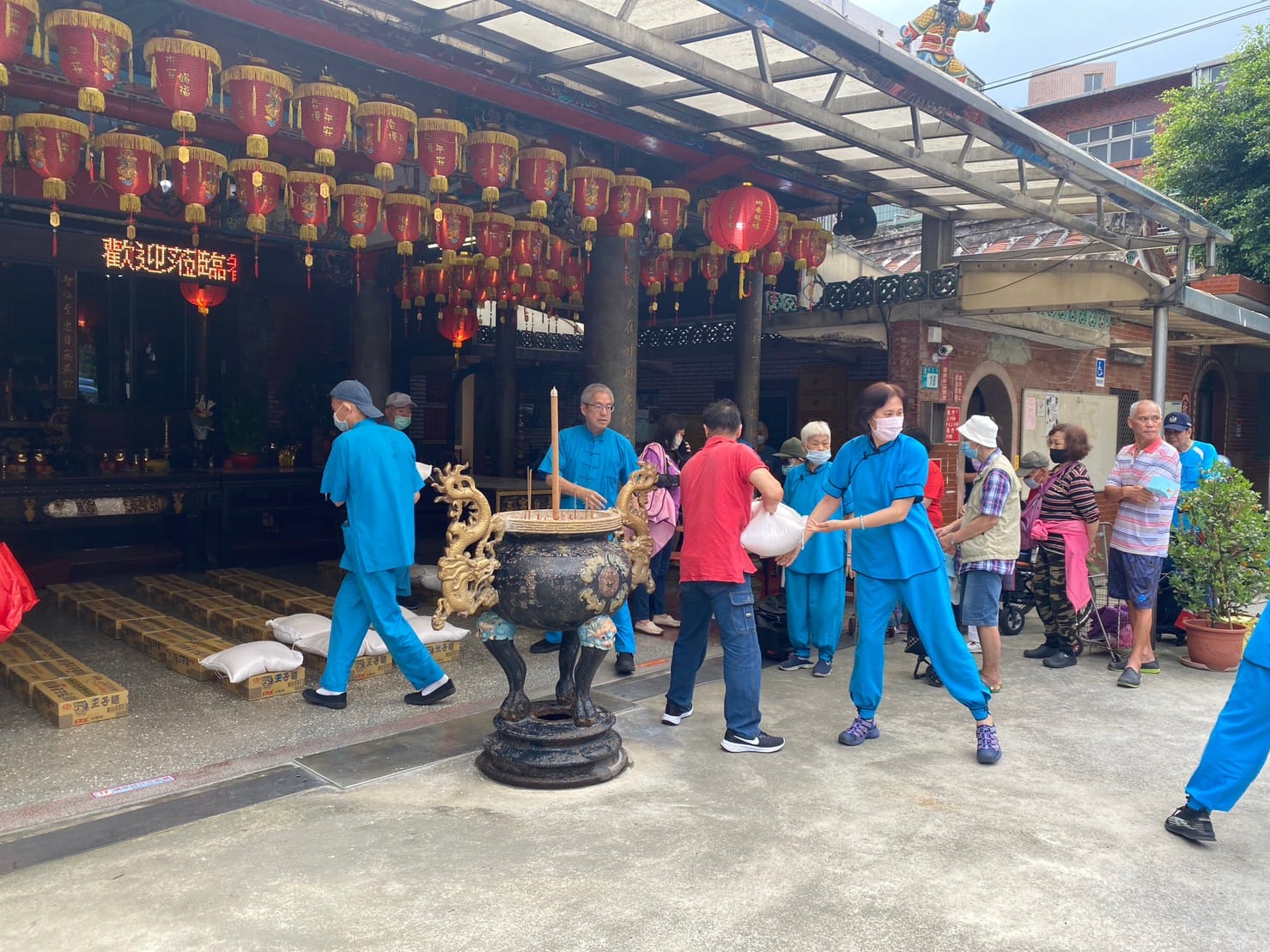 玄聖殿發放物資情形