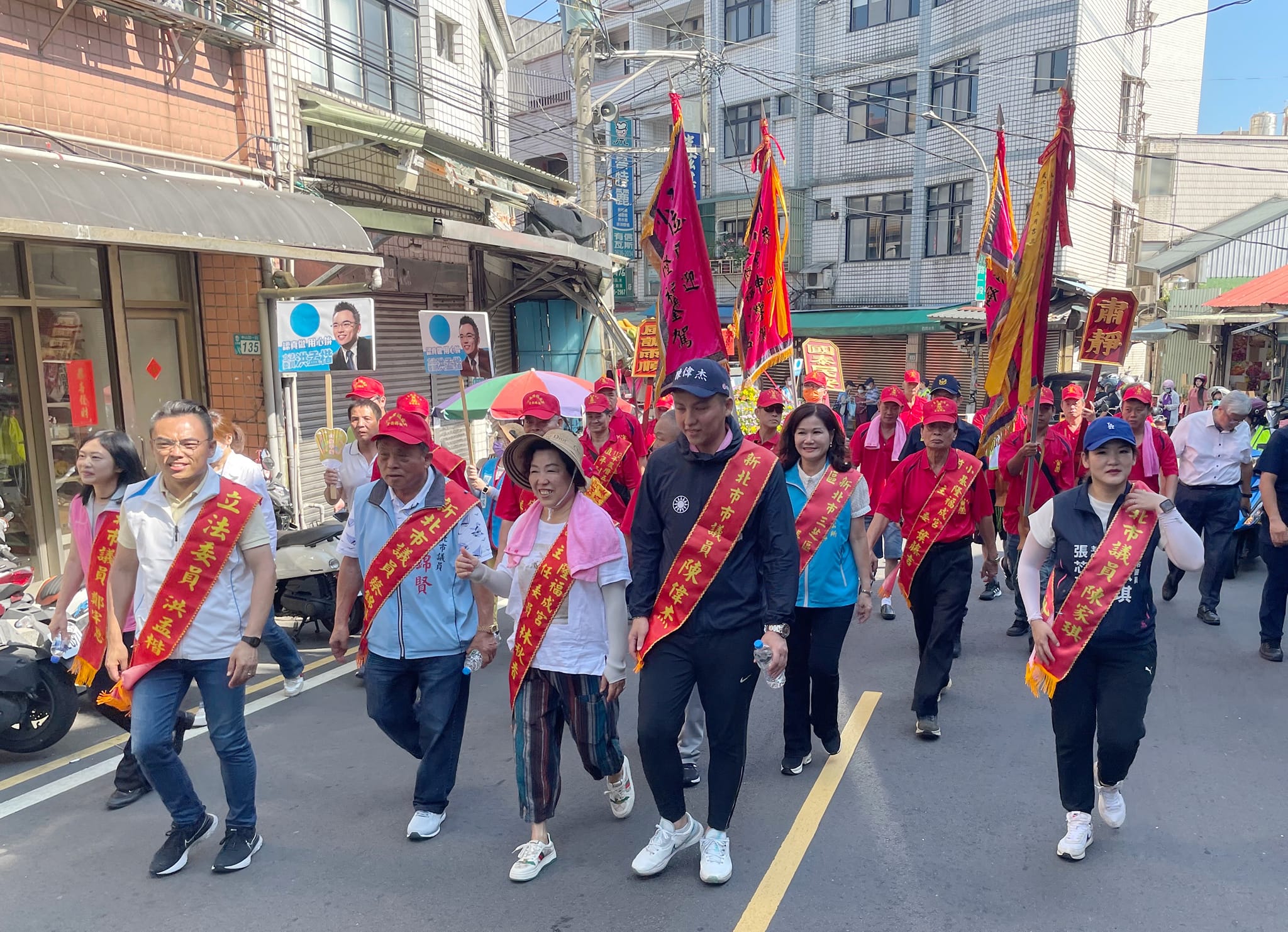 賴區長及與會貴賓參與媽祖大街繞境