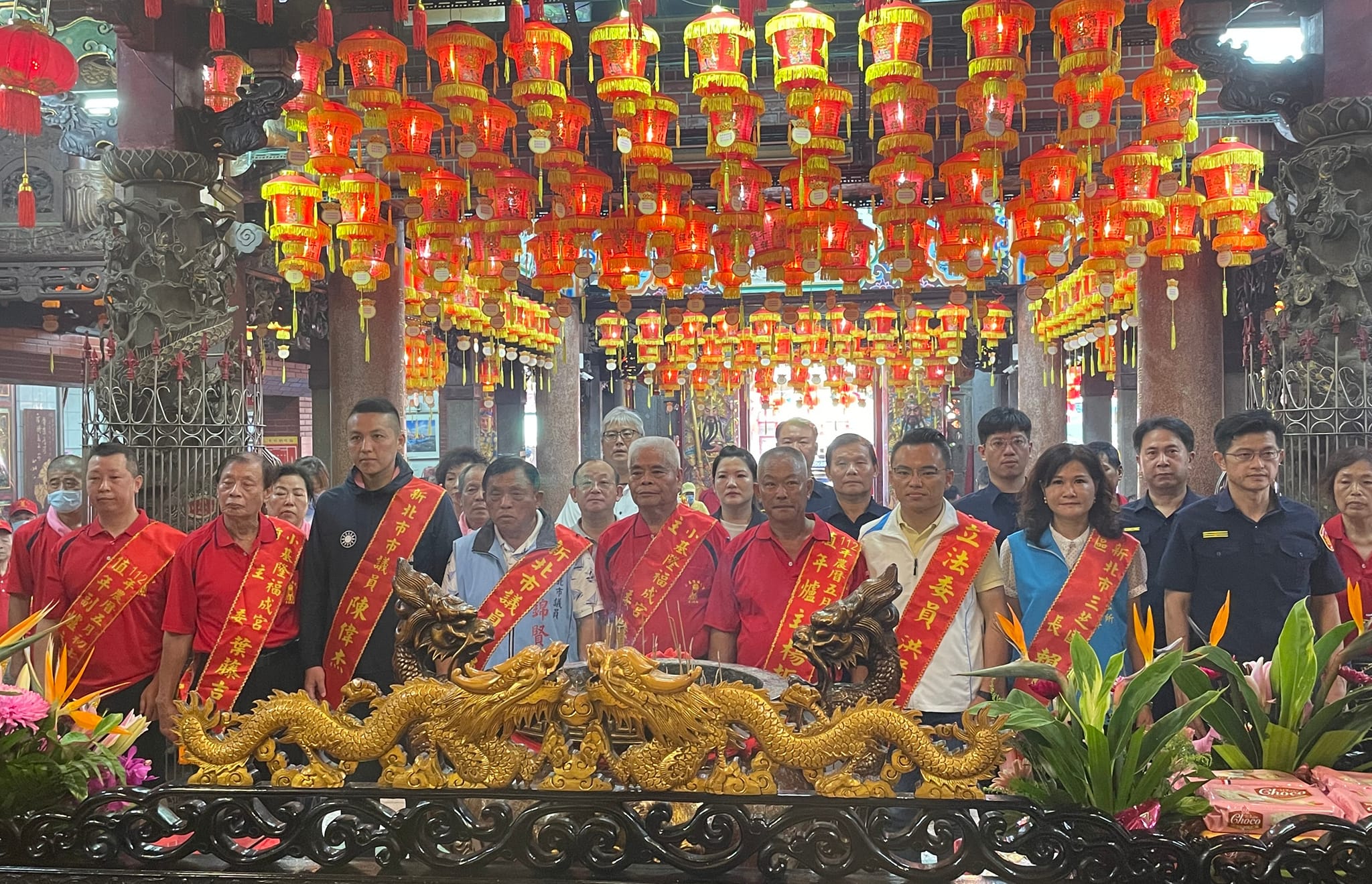 賴區長及與會貴賓與值年爐主於媽祖廟