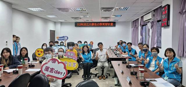 賴區長與各主管和淡江大學公務見習同學合影