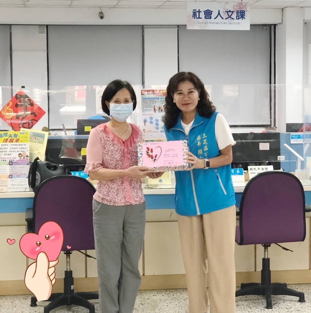 賴區長與李明麗同仁合影