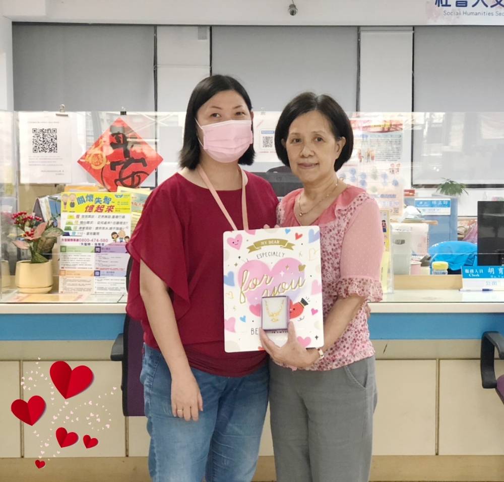 公所同仁致贈退休禮物