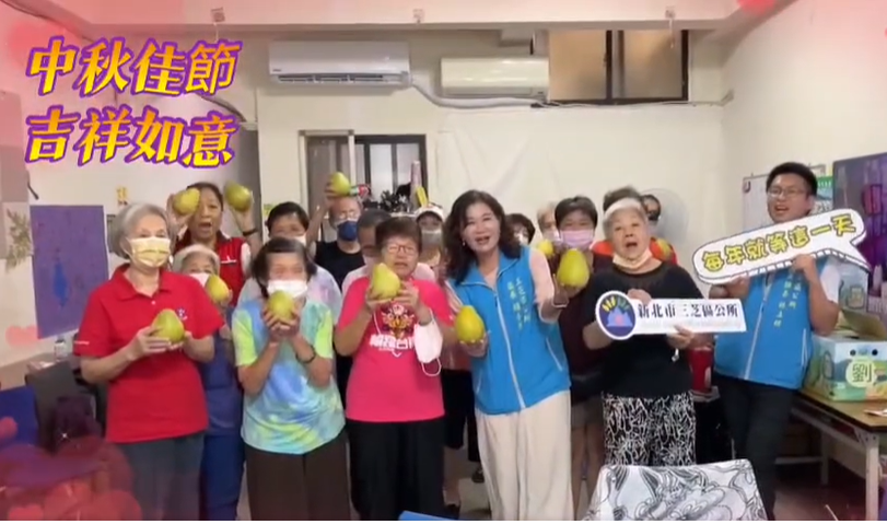 賴區長祝社區關懷據點長者中秋佳節愉快