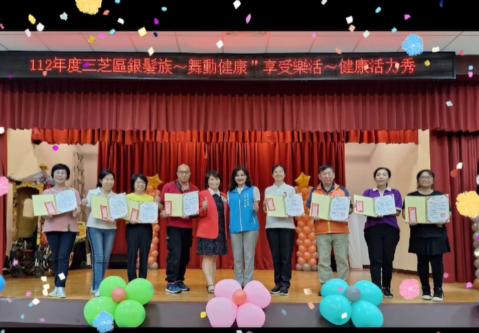 賴區長與所有得獎單位合影