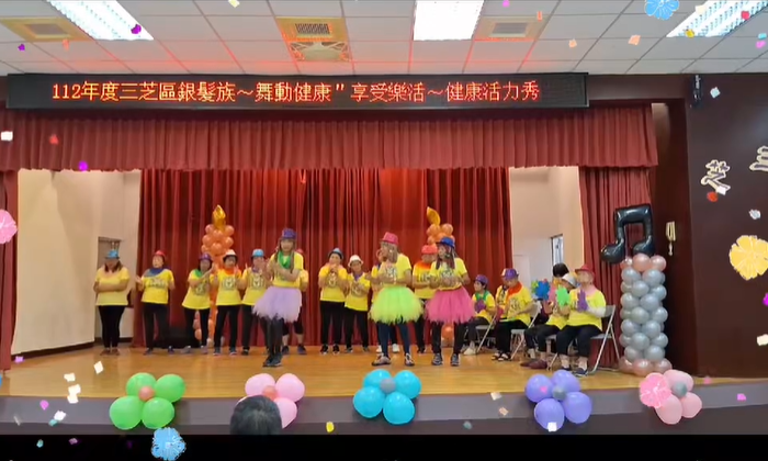 長者精心裝扮歌舞表演