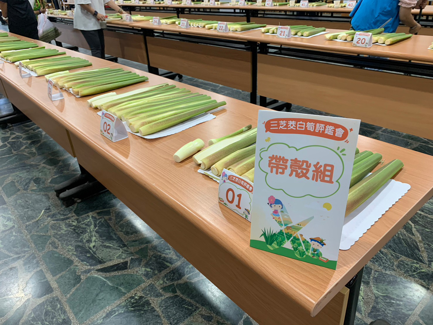 帶殼組參賽的茭白筍