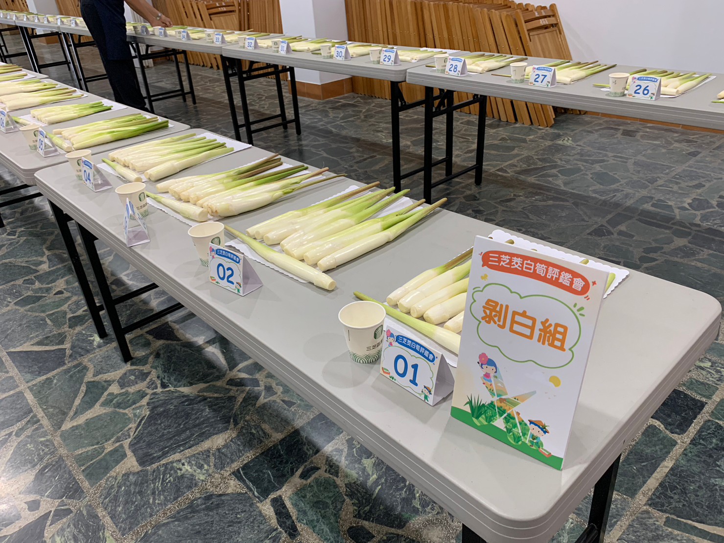 剝白組參賽的茭白筍