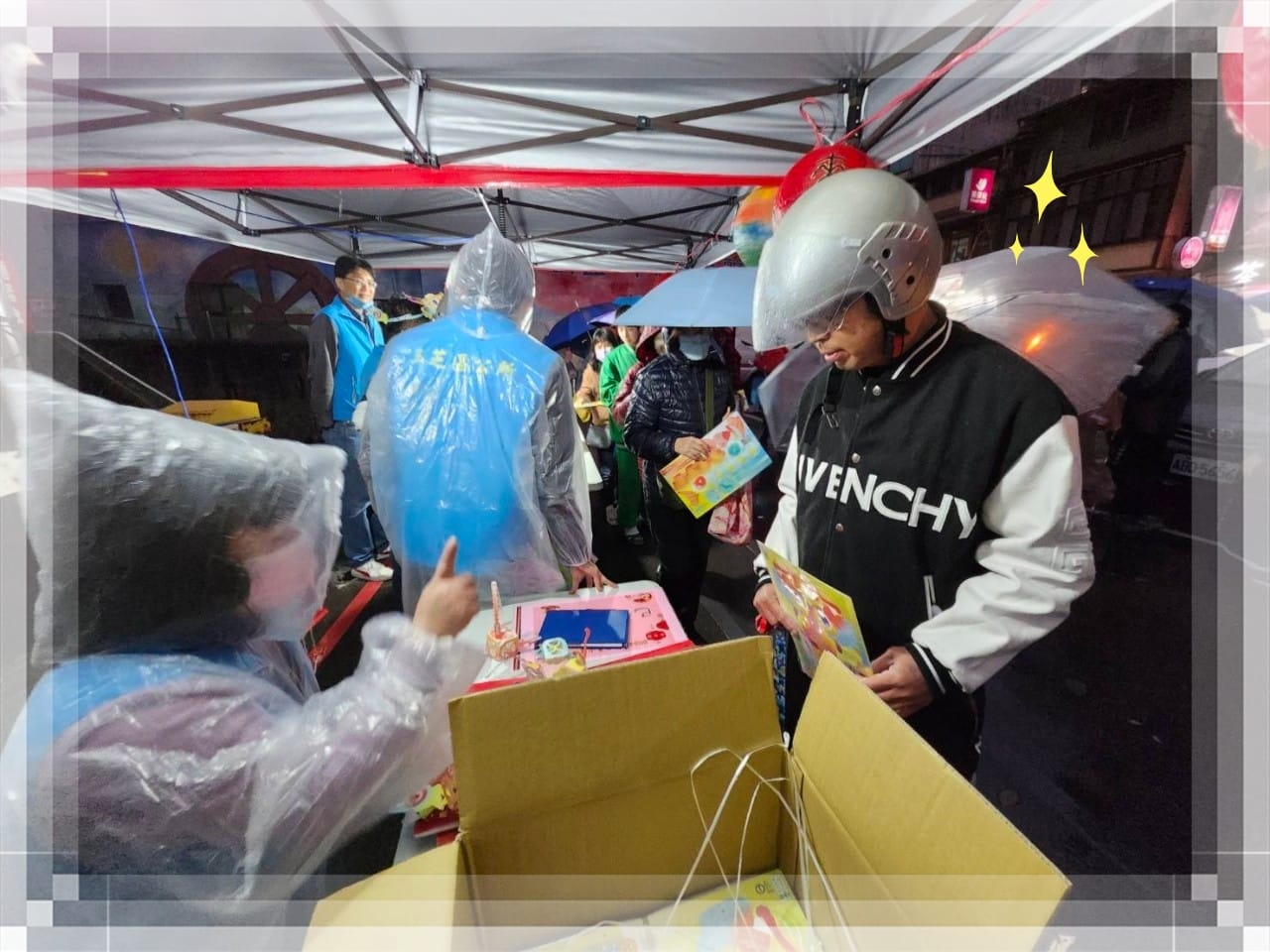 民眾領取龍年小提燈情形