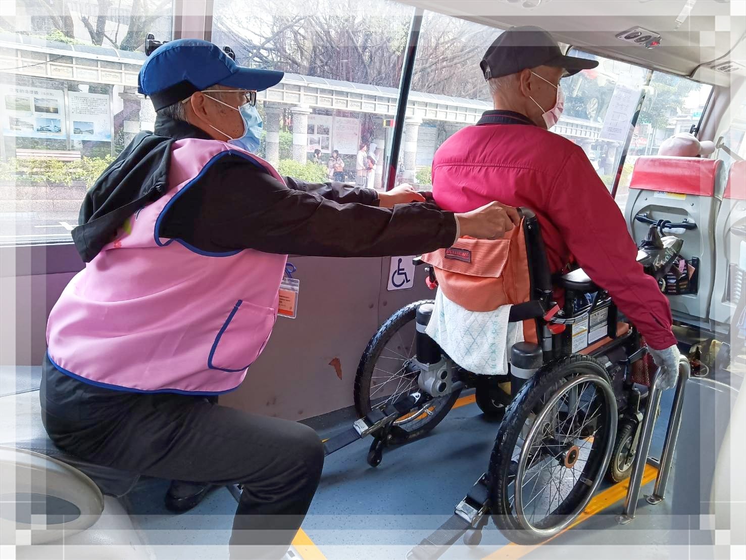 社區巴士備有4輪代步車位
