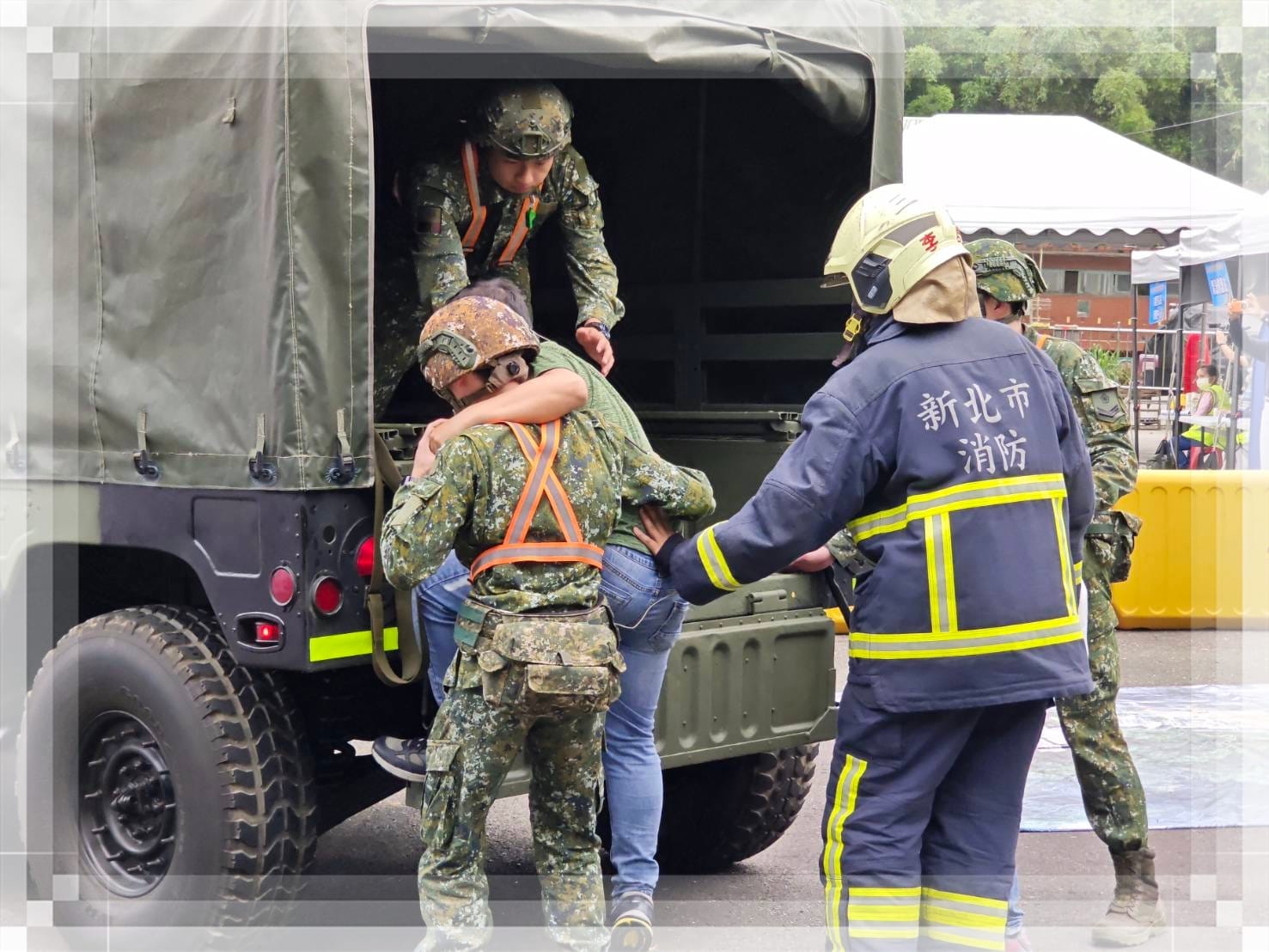 國軍悍馬車協助輸送救援災民演練