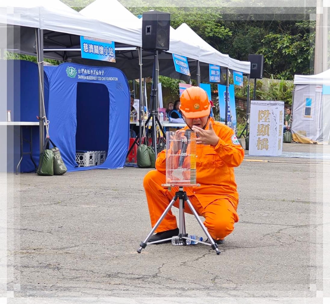 防災專員進行雨量監測演練