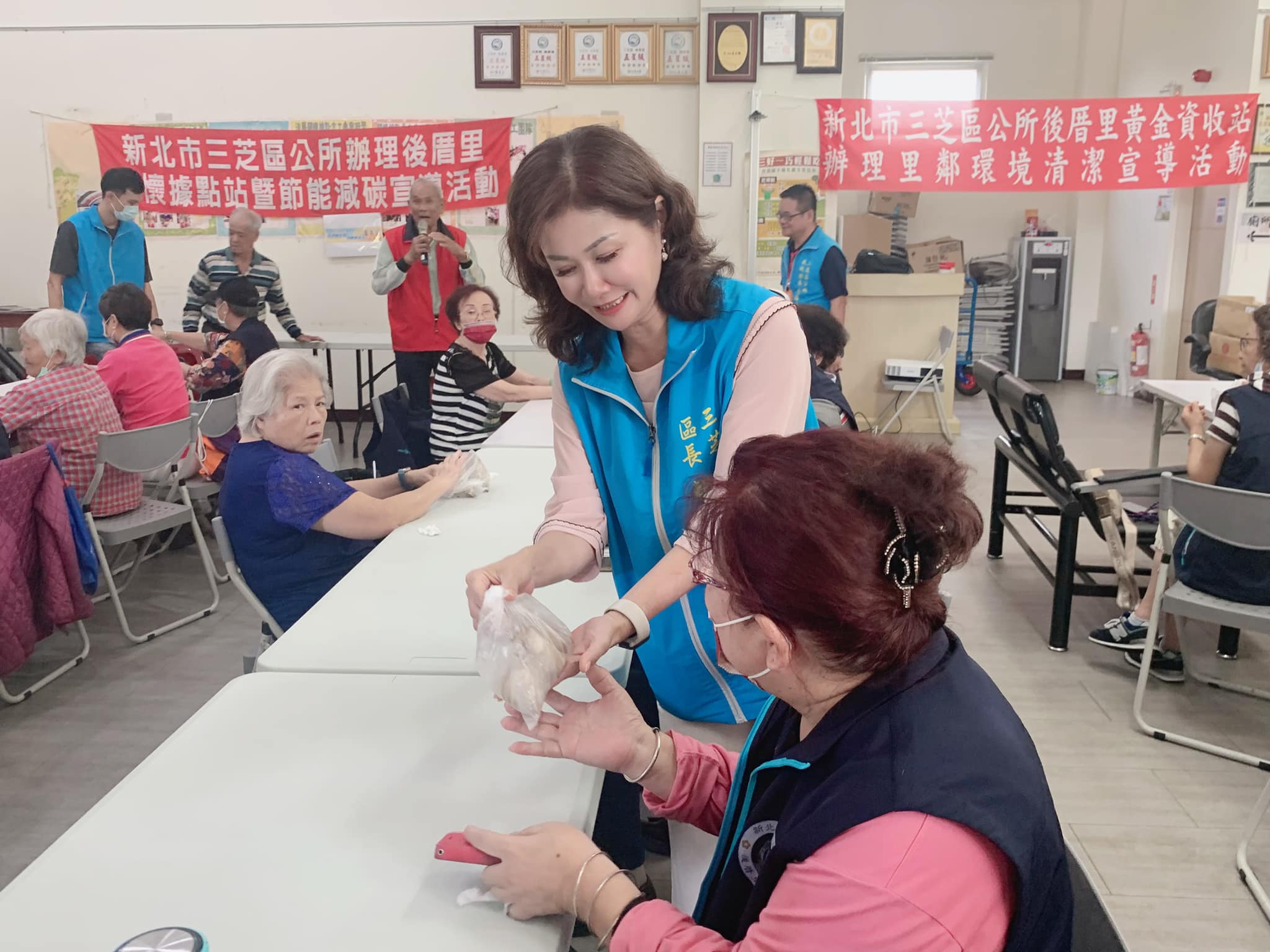 賴區長與關懷據點長輩歡慶端午節