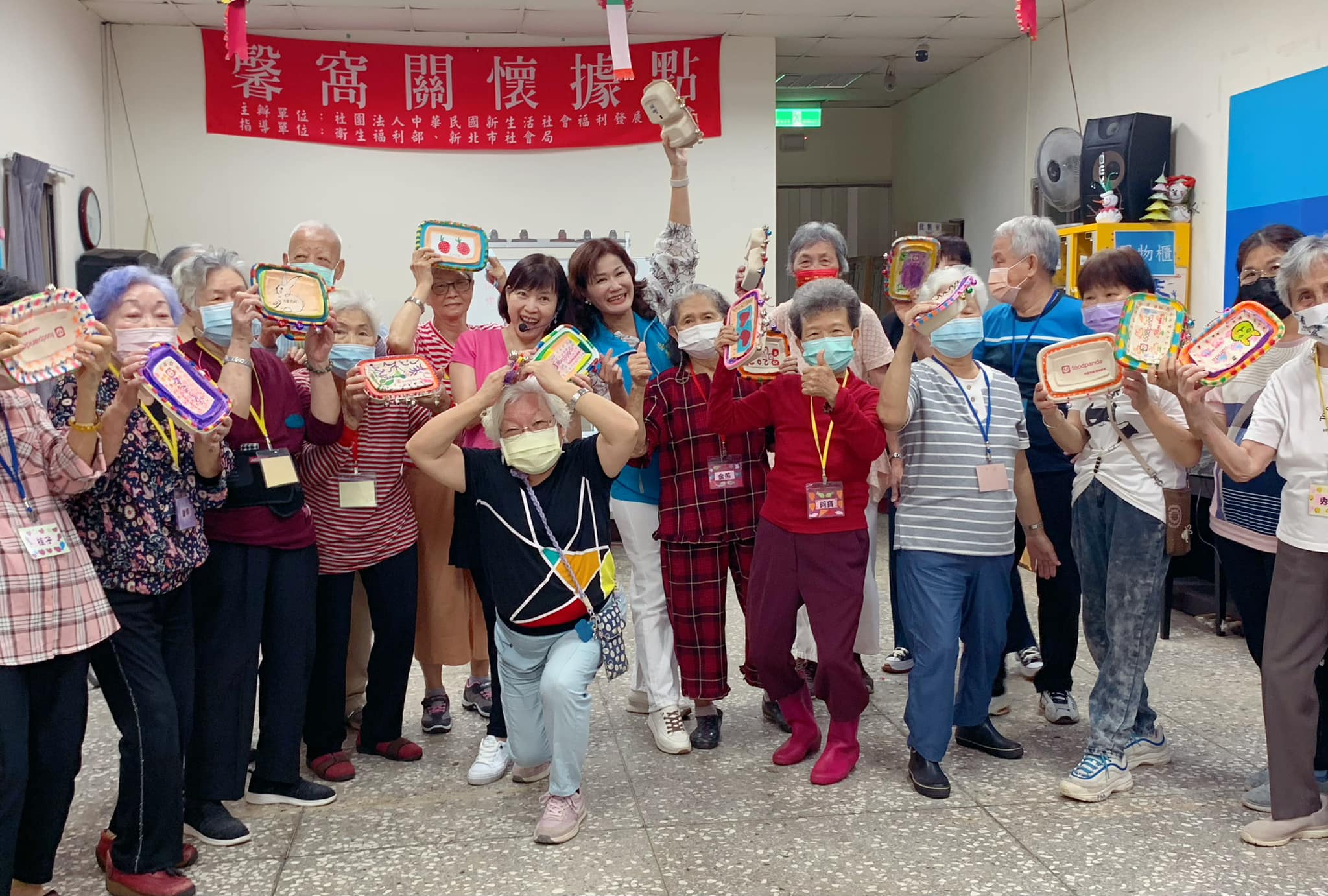 賴區長與馨窩關懷據點長輩同樂