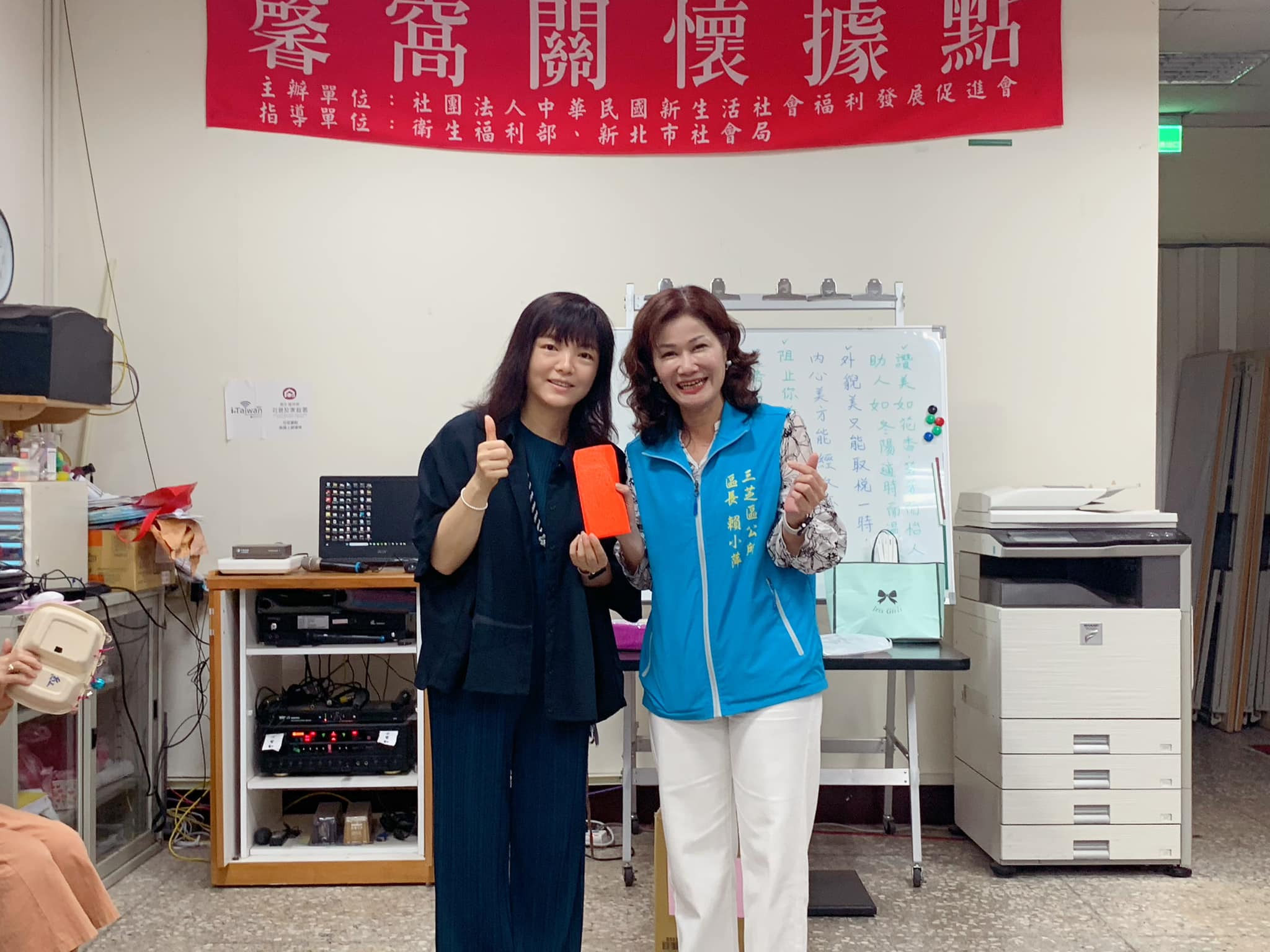 賴區長致贈關懷據點加菜金
