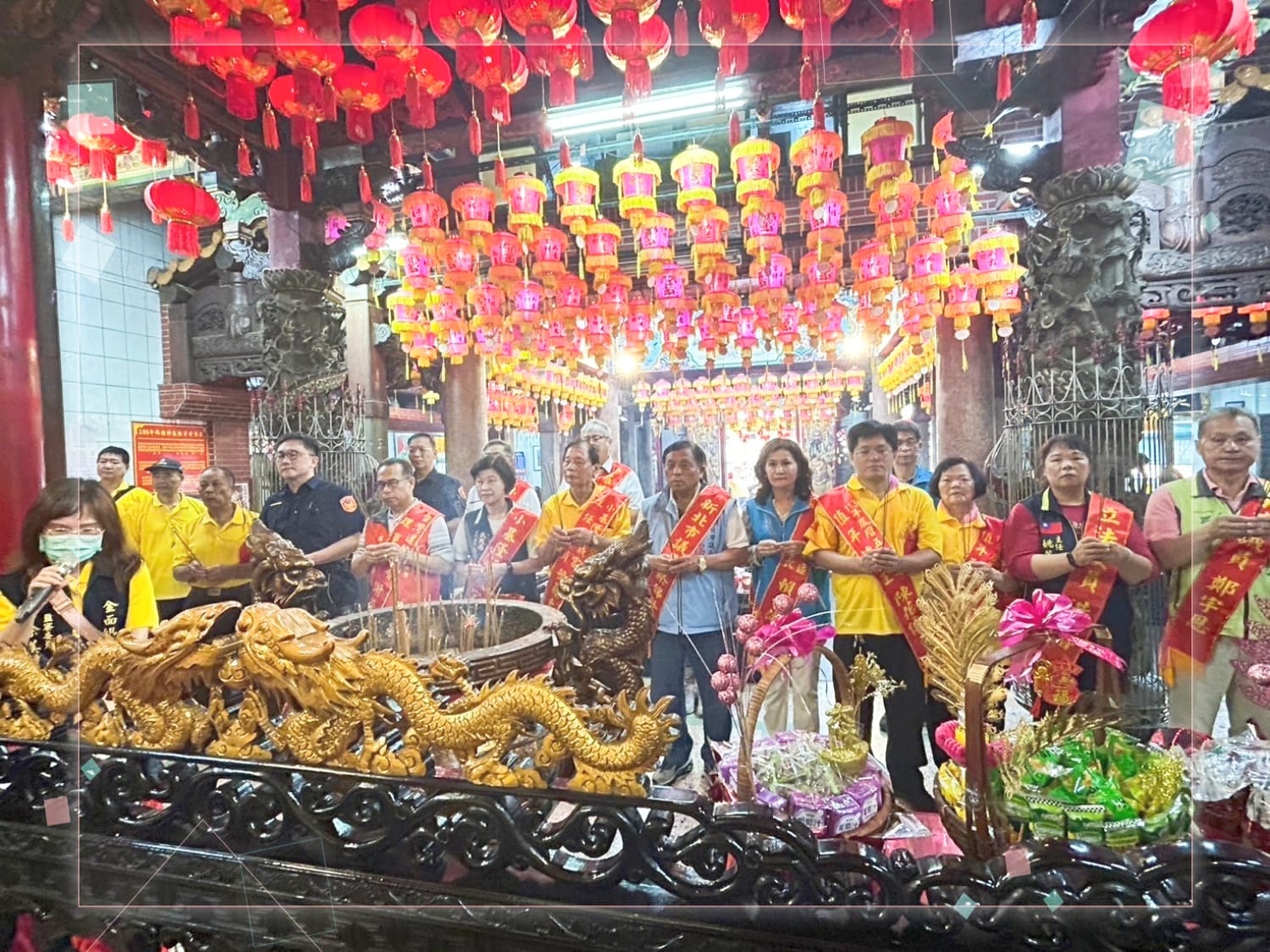 賴區長及各與會貴賓於媽祖廟上香祭拜