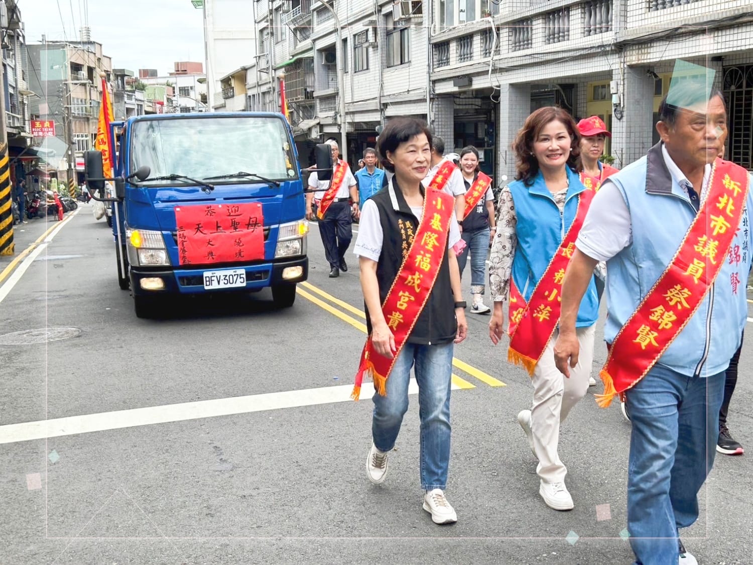 賴區長及民政局委員進行遶境活動