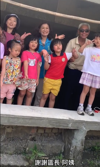 賴區長與三芝幼兒園小朋友合影