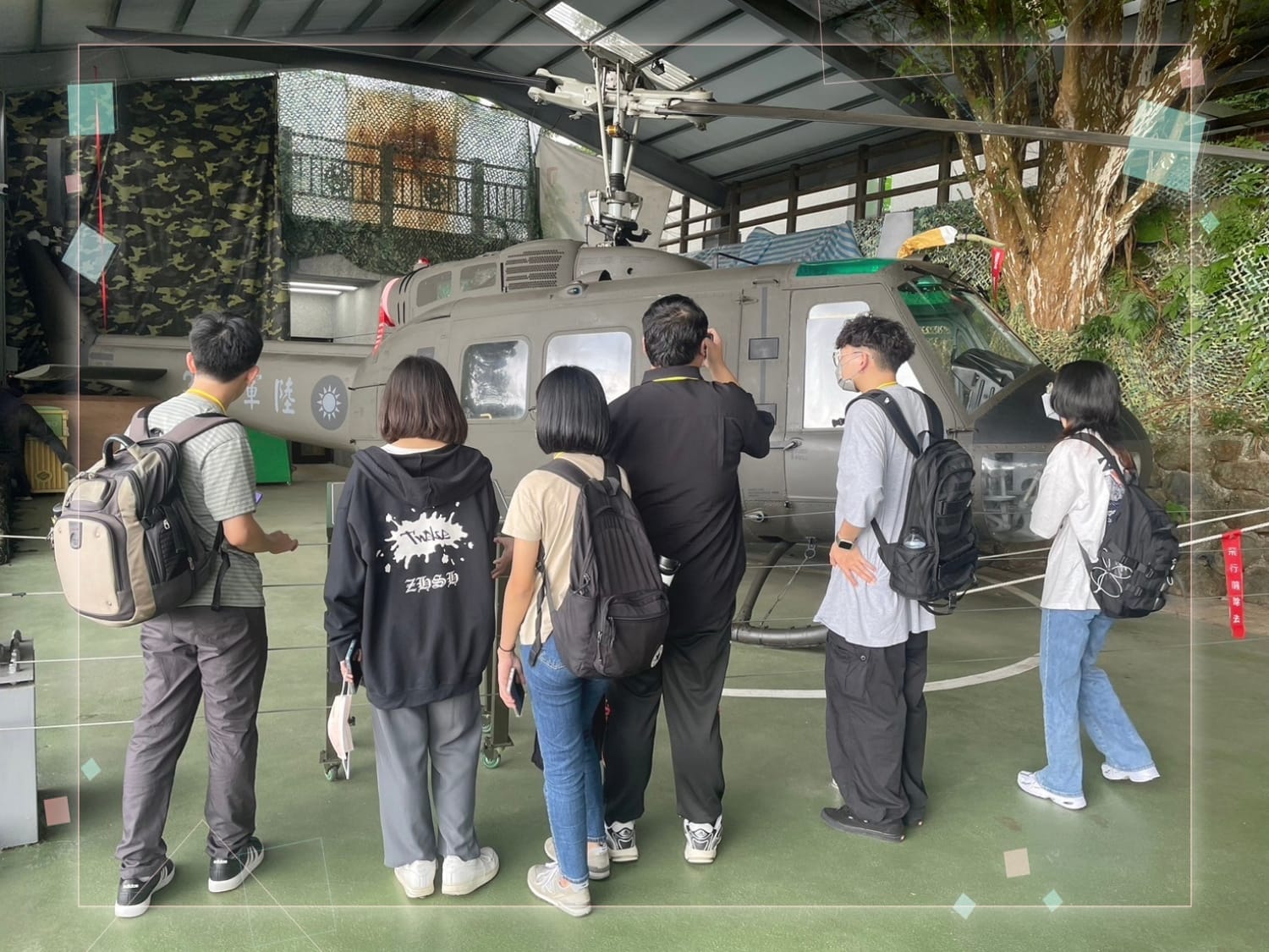 淡江大學生參觀興華驛站直升機陳展