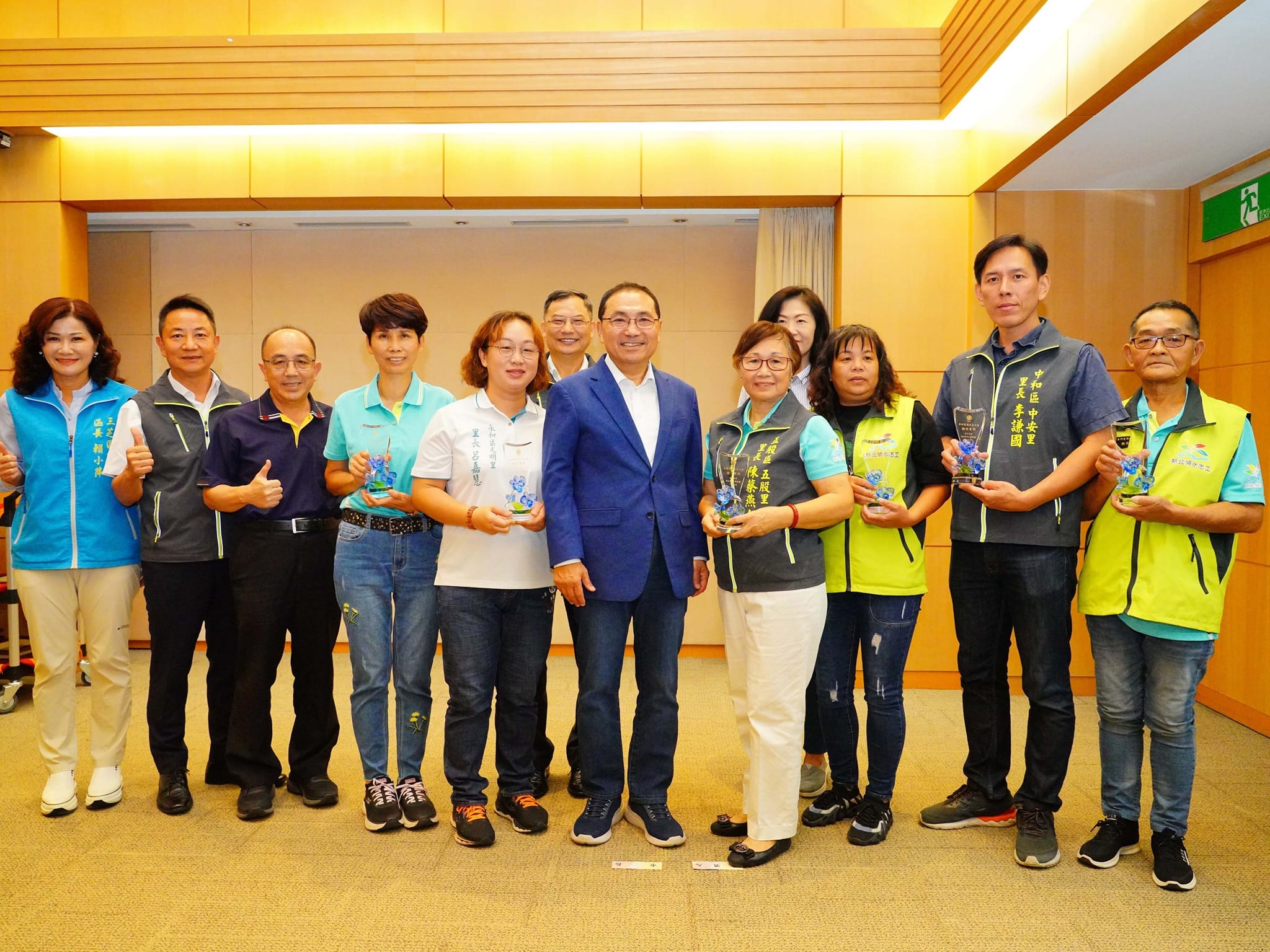 新北市各區得獎偵水志工與侯市長合影